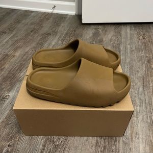 Yeezy Slides, Mens size 12, (Used) lightly worn, og all